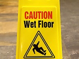 320px-Wet_floor_-_piso_mojado.jpg
